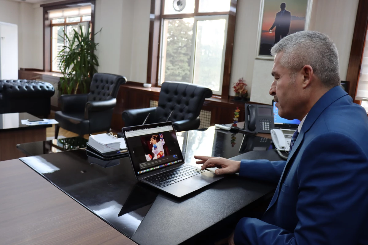 Adıyaman İl Emniyet Müdürü Ergüder, AA\'nın "Yılın Fotoğrafları" oylamasına katıldı