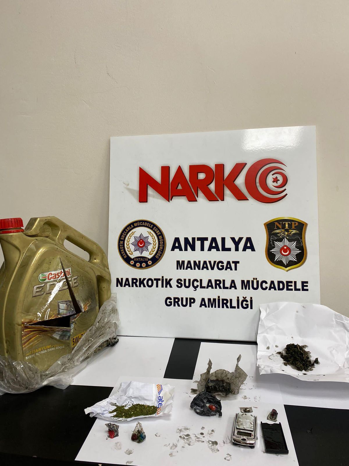 Antalya\'da "dur" ihtarına uymayan ve aracından uyuşturucu çıkan sürücü tutuklandı