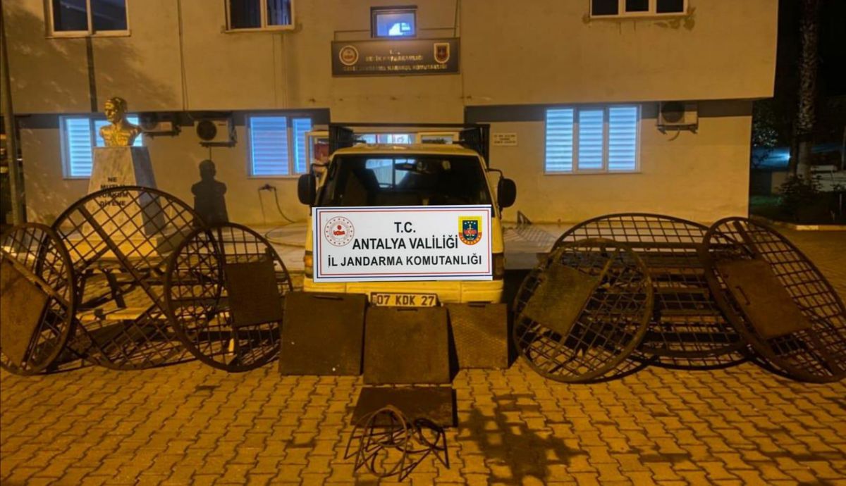Antalya\'da sulama kanalı kapağı çalan şüpheliler yakalandı