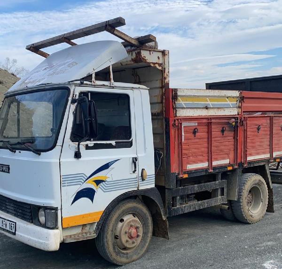 Bahçesindeki 2 ton ayvayı çalıp dövdüler, aracına baltayla zarar verdiler