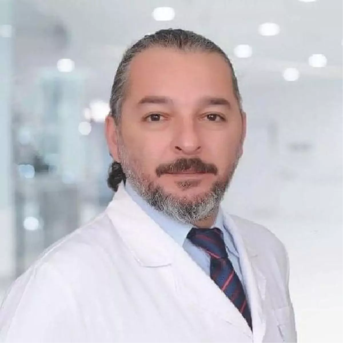 Balkonda başına saçma isabet eden doktor yaralandı