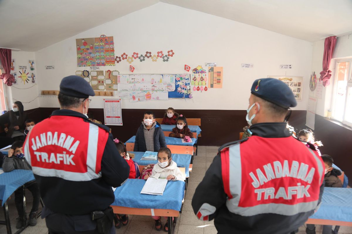 Başkale\'de jandarma ekiplerinden öğrencilere trafik eğitimi