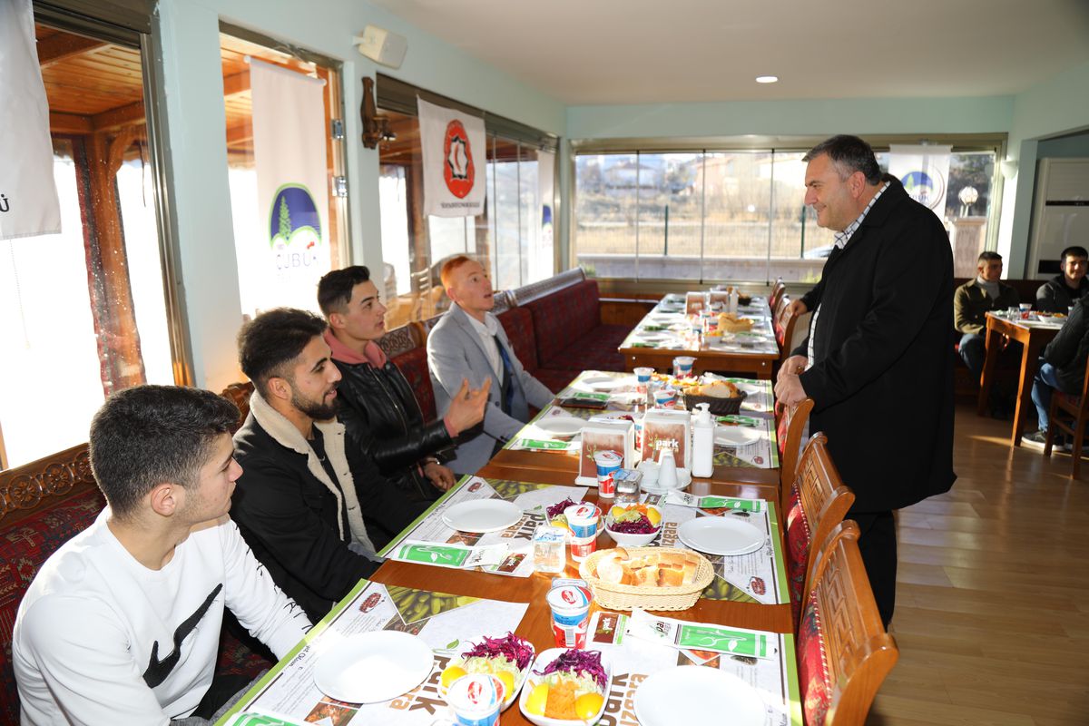 Başkan Demirbaş, çırak ve kalfalarla yemekte buluştu