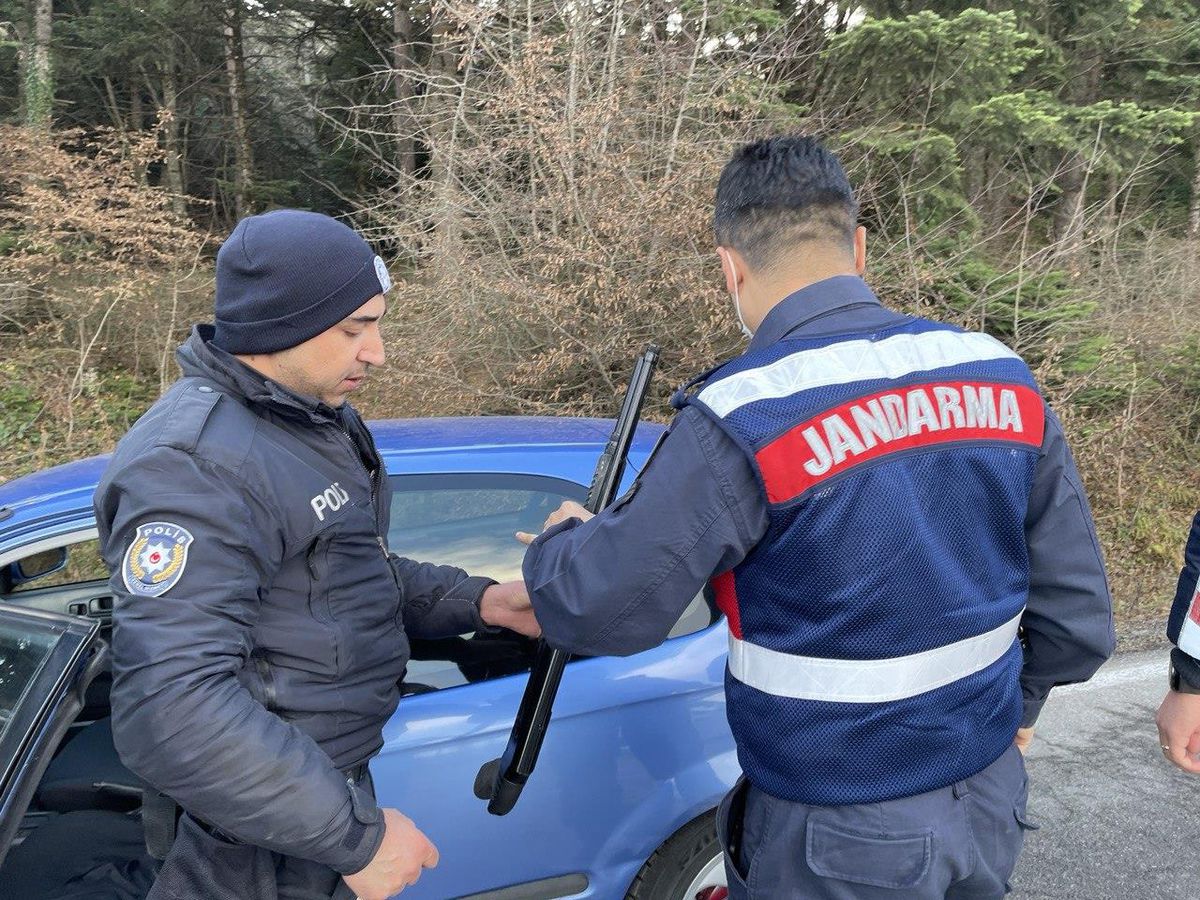 Bolu\'da polis ekiplerince durdurulan otomobilde ruhsatsız av tüfeği ele geçirildi