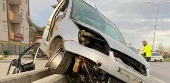 Ciple çarpışan otomobil, refüjde asılı kaldı: 2 yaralı