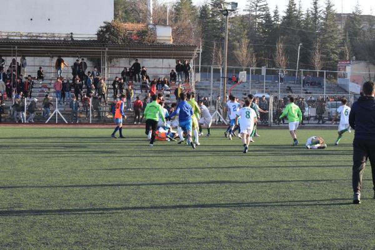 Çorum\'da U-18 maçında kavga