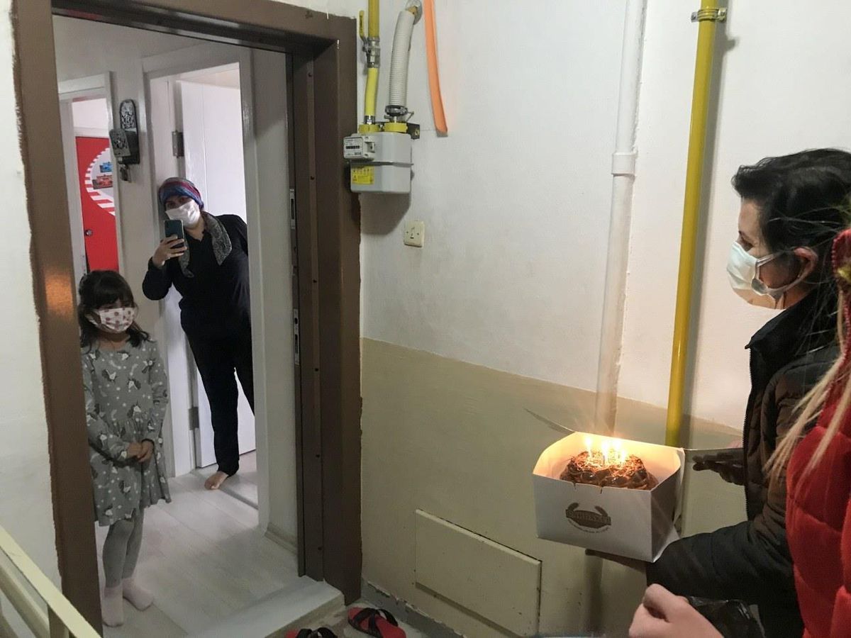 Edirne\'de karantinada bulunan minik Öykü\'ye doğum günü sürprizi yapıldı