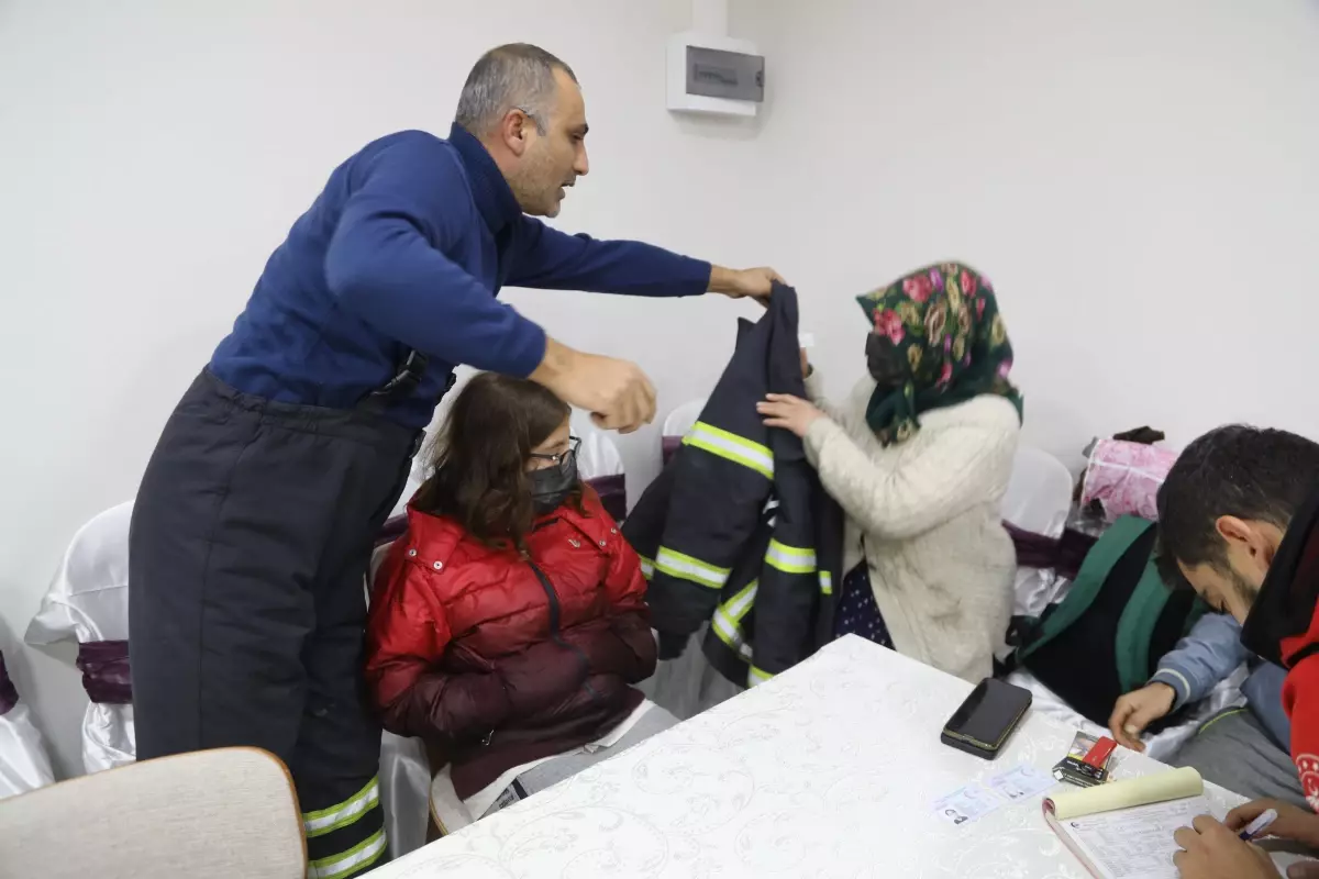 Evde mahsur kalan aile, bulunduğu yerden iş makinesiyle alınarak Sultaniçe Muhtarlığı\'na getirildi