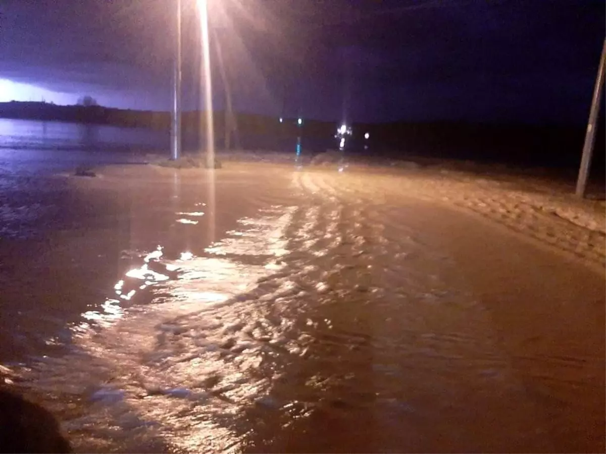 Edirne'yi sağanak vurdu: yollar kapandı, mahsur kalanlar kurtarıldı