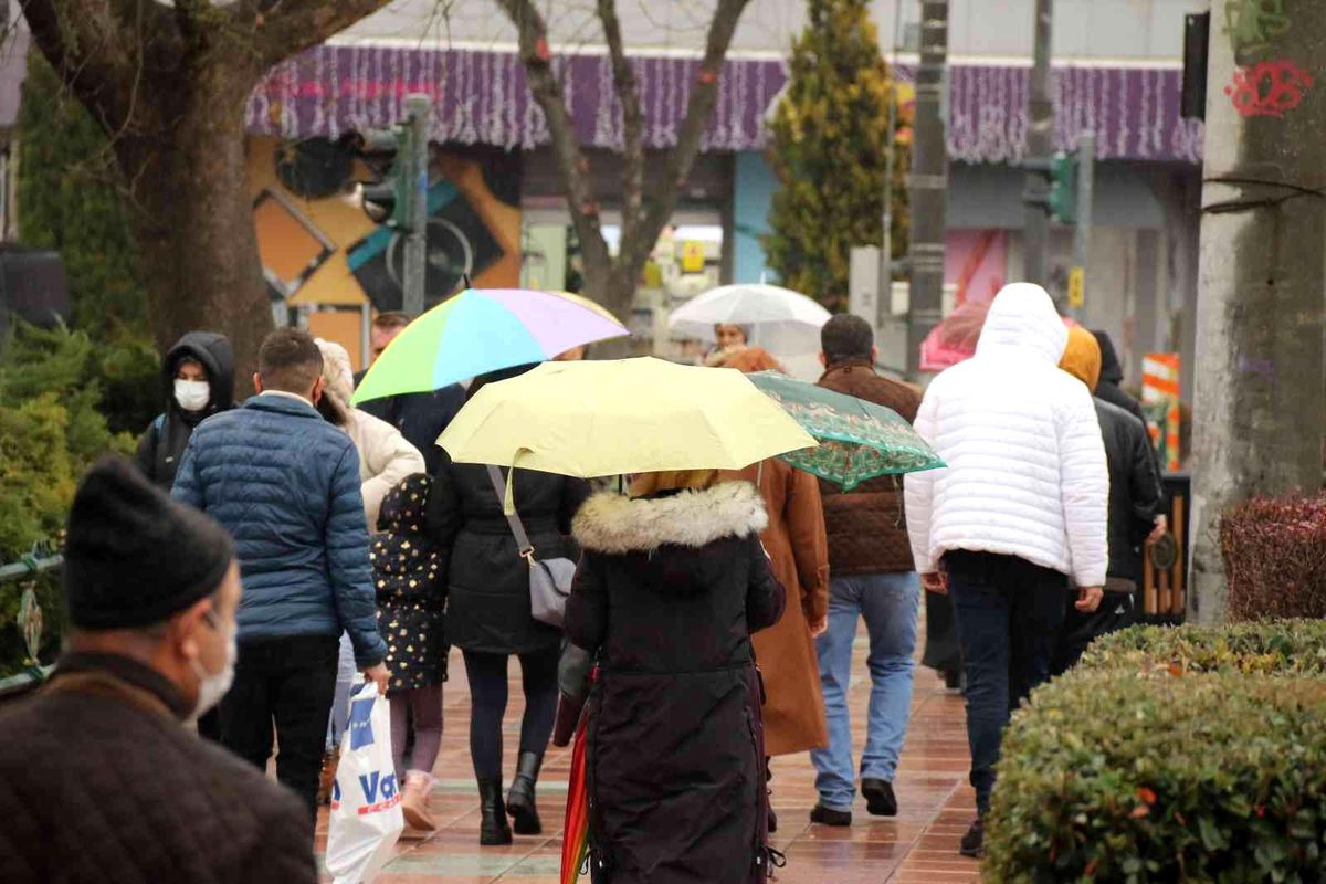 Eskişehir\'de yağmuru gören şemsiyelerini açtı