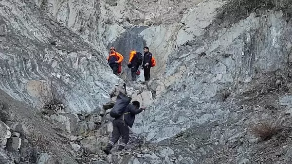 Evine kestirmeden gitmek isteyen vatandaş, dağda kayalıkların arasında mahsur kaldı