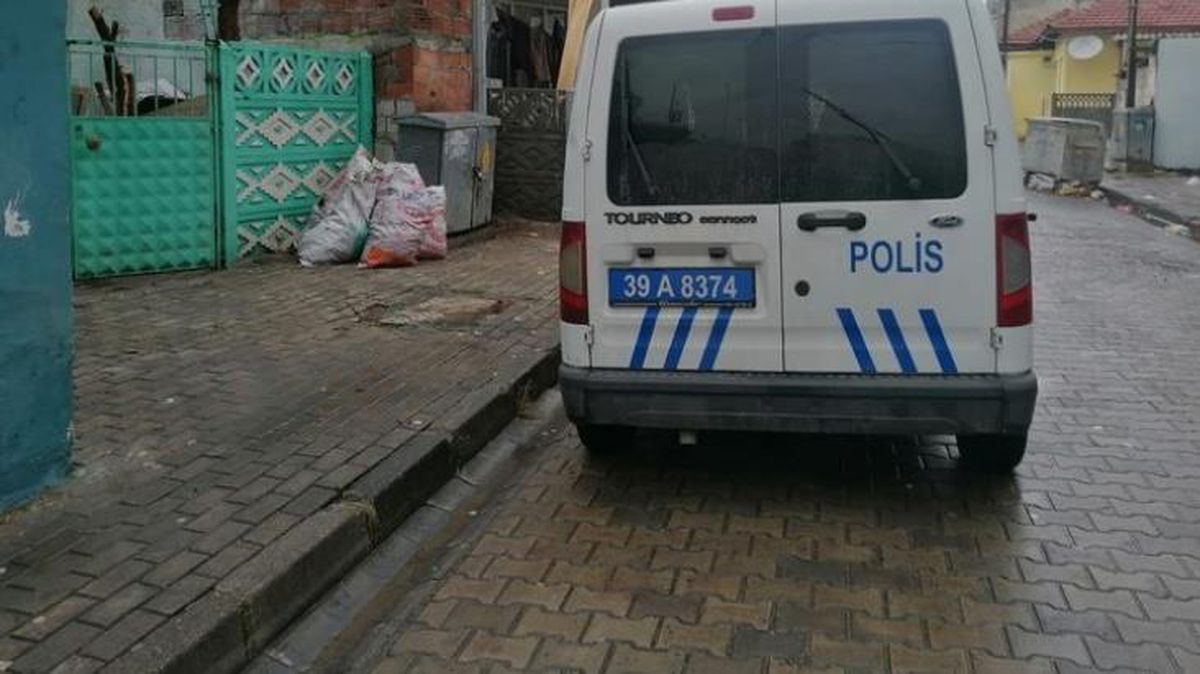 Hiç acımadı! Annesinin üzerine kaynar su döktü
