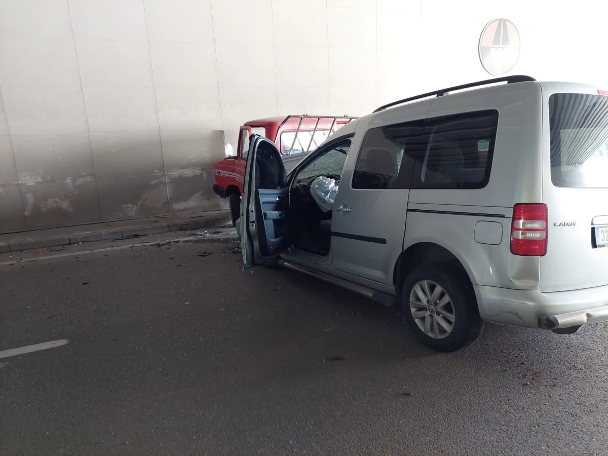 Isparta\'da otomobilin kamyonete çarptığı kazada 2 kişi yaralandı