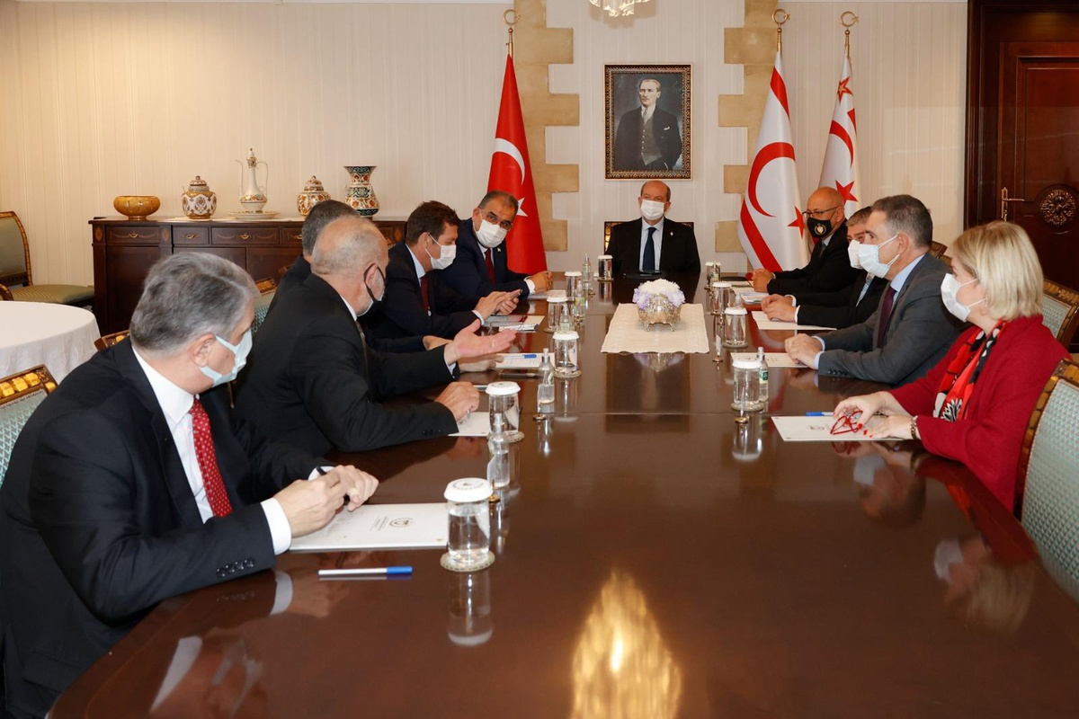 Son dakika... KKTC\'de Cumhurbaşkanı Tatar başkanlığında ekonomi konulu toplantı yapıldı