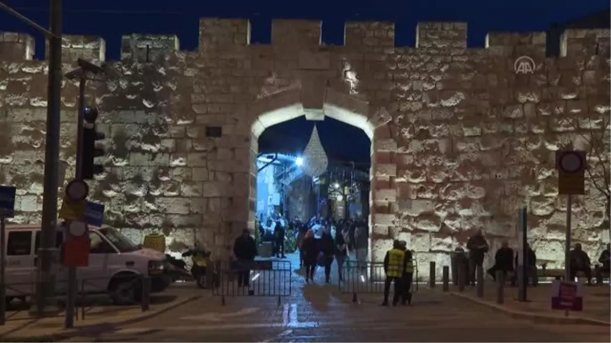 Kudüs'te Noel ağacı aydınlatıldı