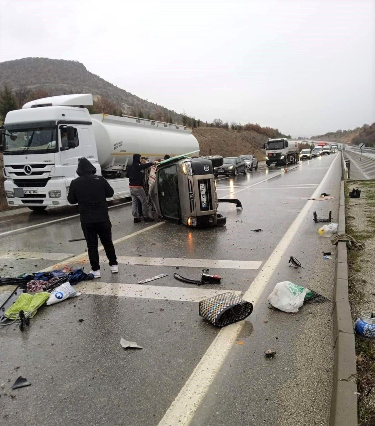 Kütahya\'da hafif ticari araç ile tır çarpıştı: 3 yaralı