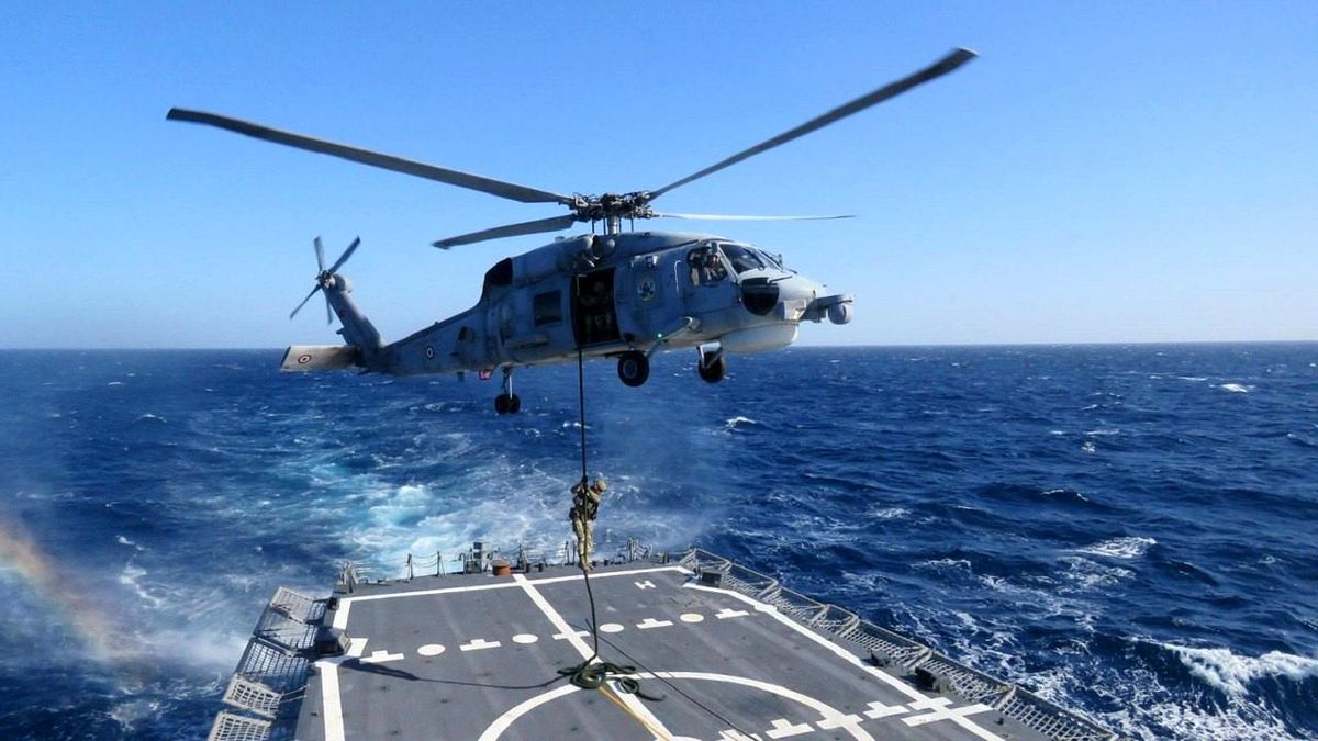 Libya açıklarındaki fırkateynde SAT timi tarafından; "Denizde Denetim Harekâtı" ve "Halattan Serbest Kayma" eğitimi