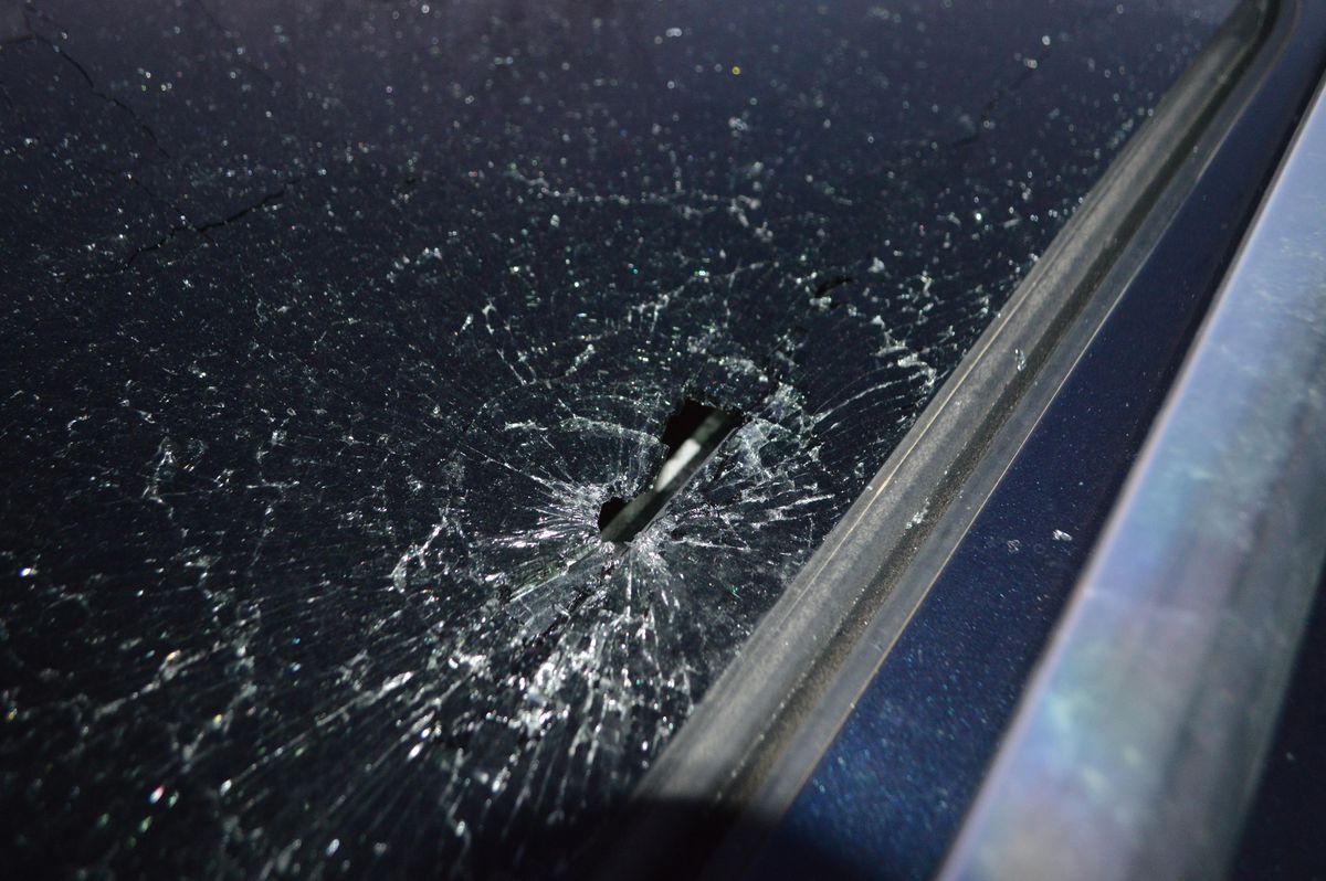 Lüleburgaz'da mermi isabet eden otomobilde hasar oluştu