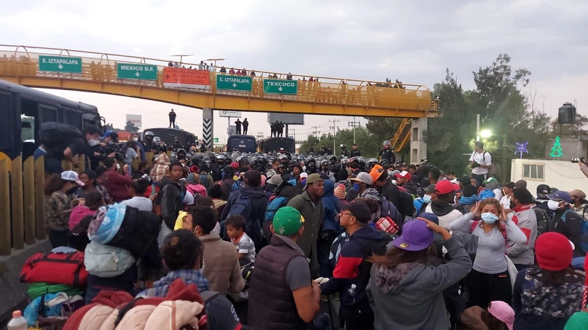 Son dakika... Meksika\'da göçmenler polisle çatıştı: 17 yaralı