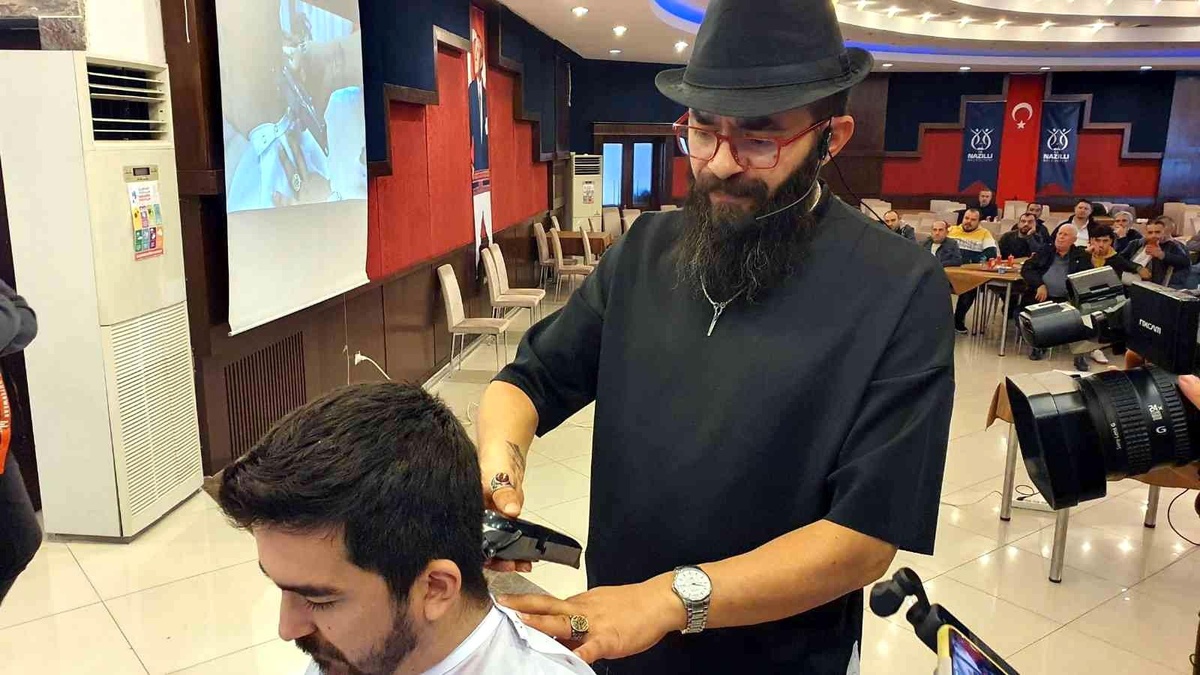 Nazillili berberler saç kesiminde püf noktaları öğrendi