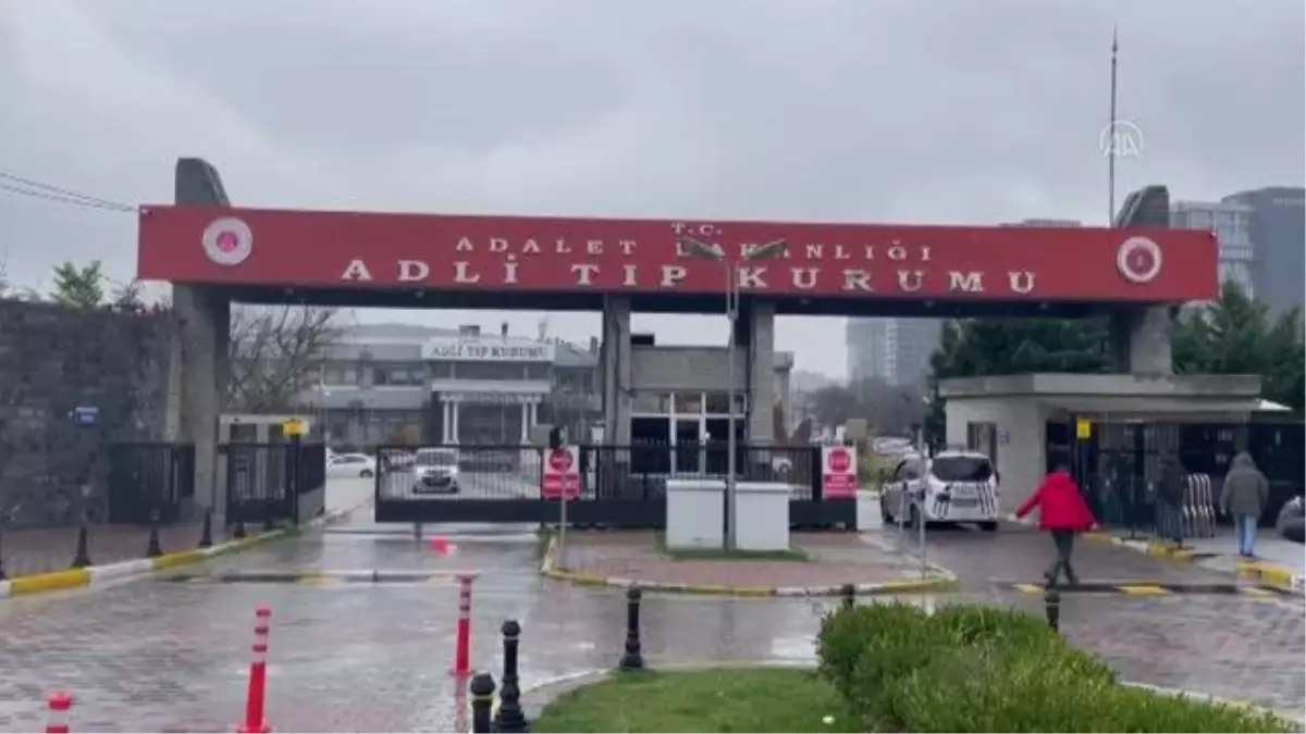 Pendik\'te babası tarafından öldürülen kızın cenazesi Adli Tıp Kurumundan alındı