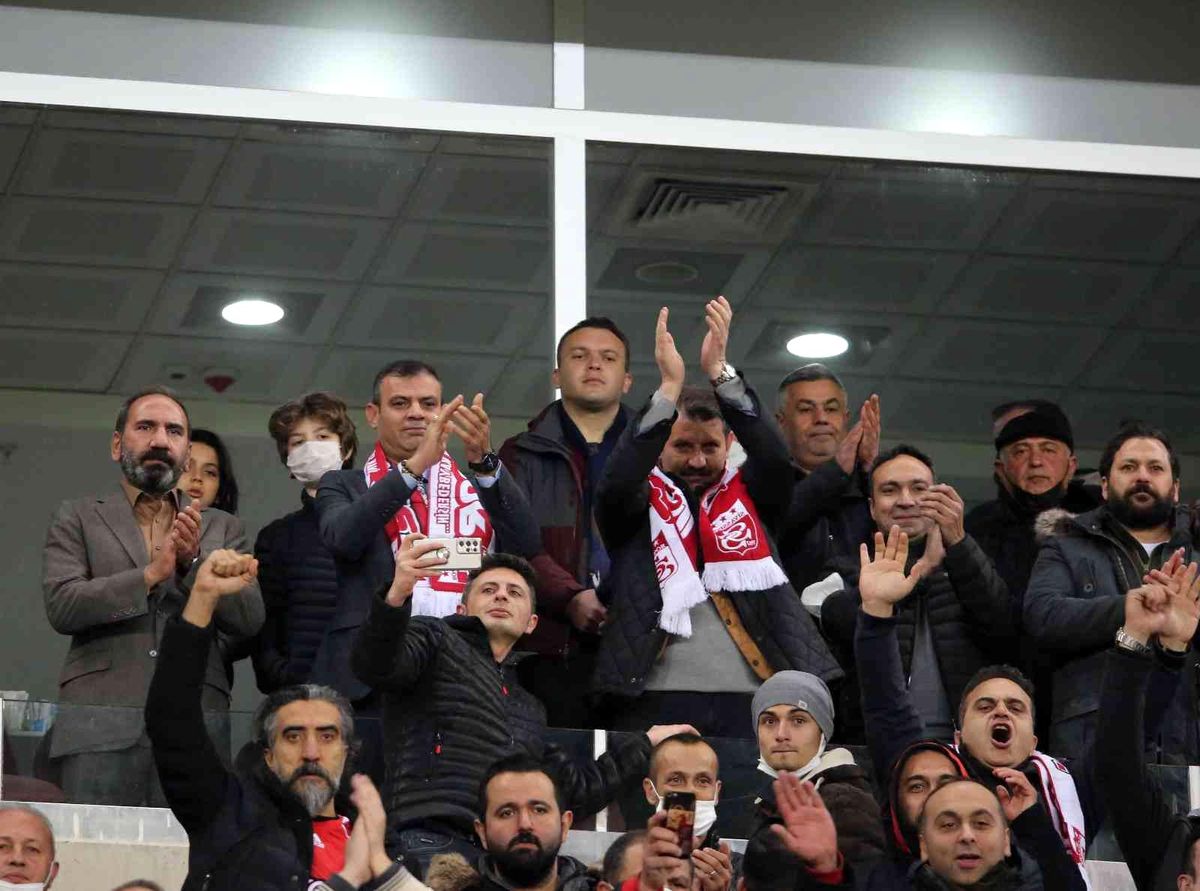Sivasspor\'u yönetim ayakta alkışladı
