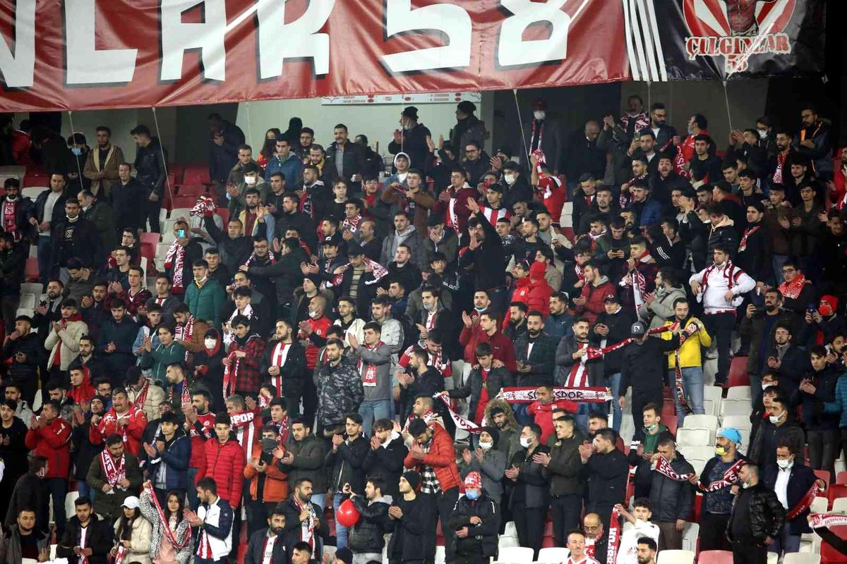 Sivassporlu taraftarlar maça yoğun ilgi gösterdi