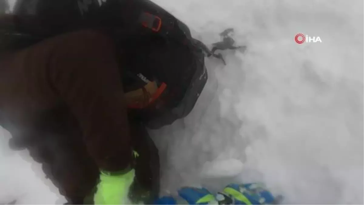 Uludağ'da yamaca tutunamayan dağcının kayma anı kamerada