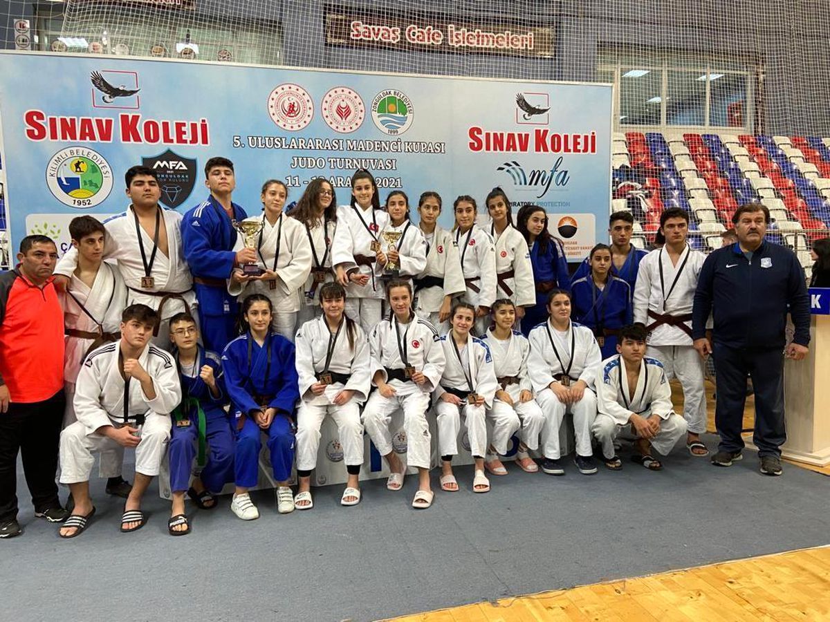 Uluslararası Madenci Kupası\'nda Yunusemre Belediyespor damga vurdu