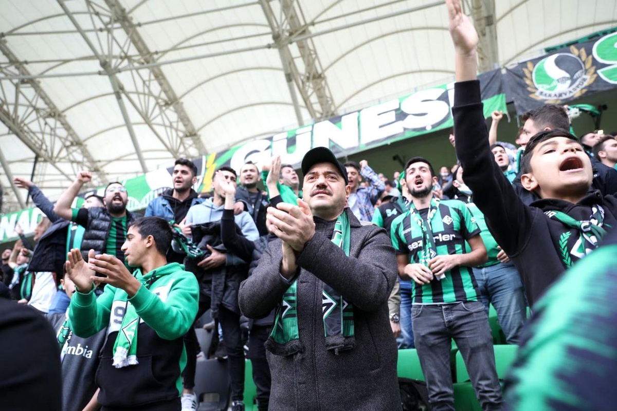 Vali tribünde taraftarla maç izledi, ortaya renkli görüntüler çıktı