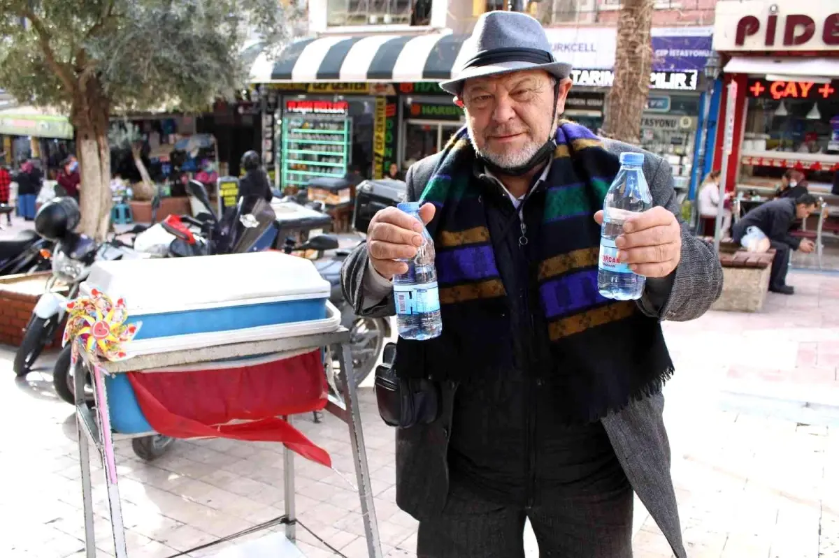 Zihinsel Engelli "Yaşar Amca", bölge esnafının göz bebeği oldu