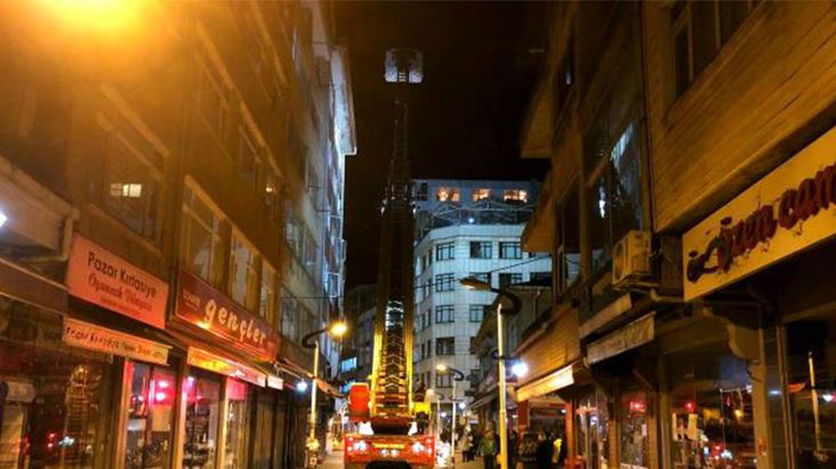 139 kez intihara teşebbüs eden adam, bu sefer de Rize\'de 6 katlı binanın çatısına çıktı