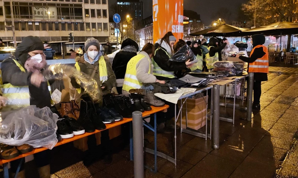 Almanya\'da Türk ve Eritreli gençler evsizlere giyecek ve yemek yardımında bulundu