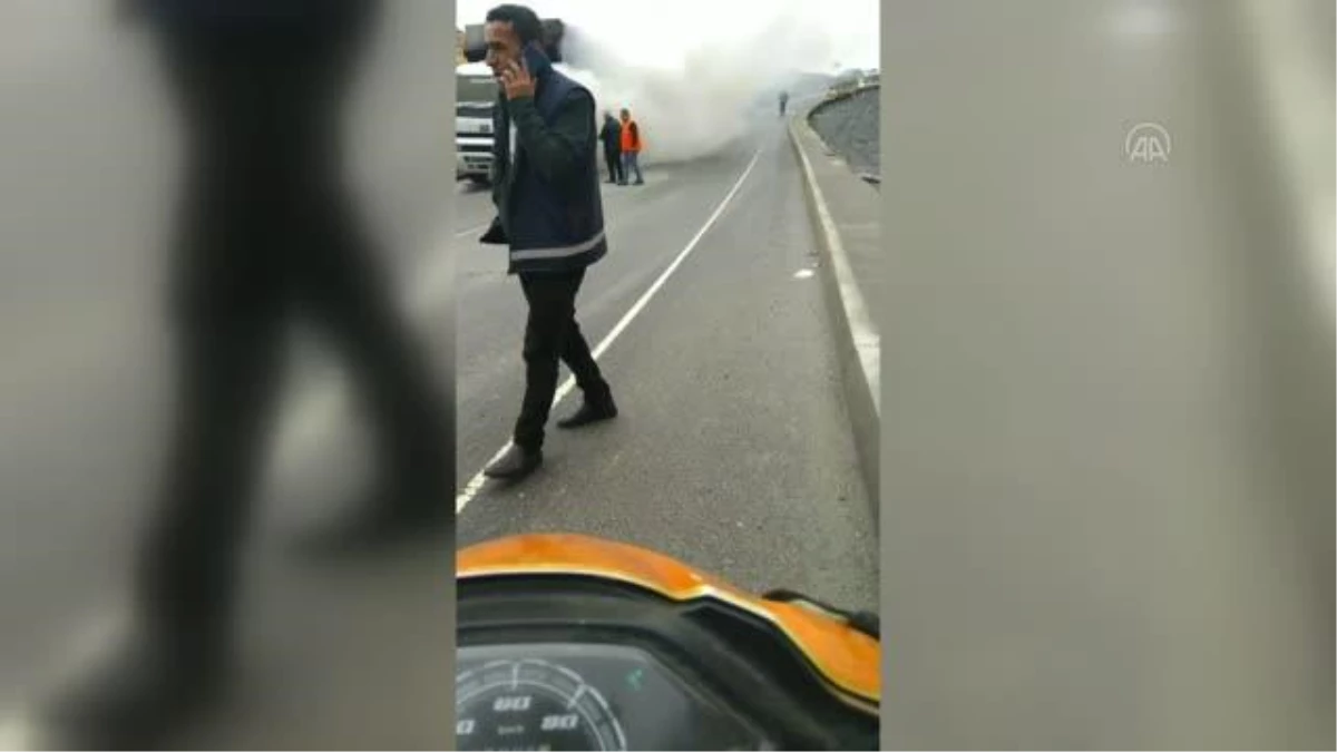 Son dakika! Başakşehir\'de seyir halindeki kamyonda yangın çıktı