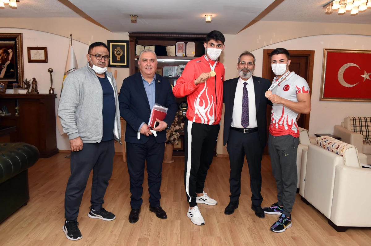 Başarılı sporcular Tarsus Belediye Başkanı Bozdoğan\'ı ziyaret etti
