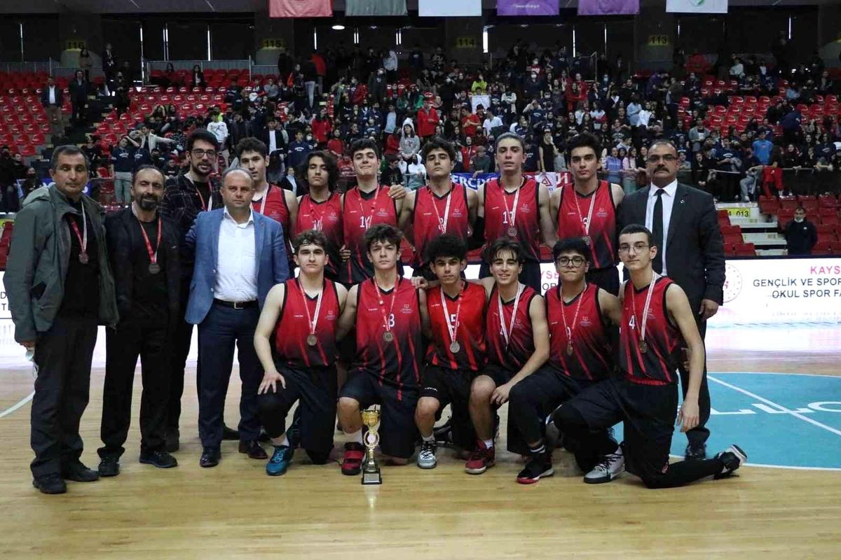 Basketbolda şampiyon Erciyes Koleji oldu