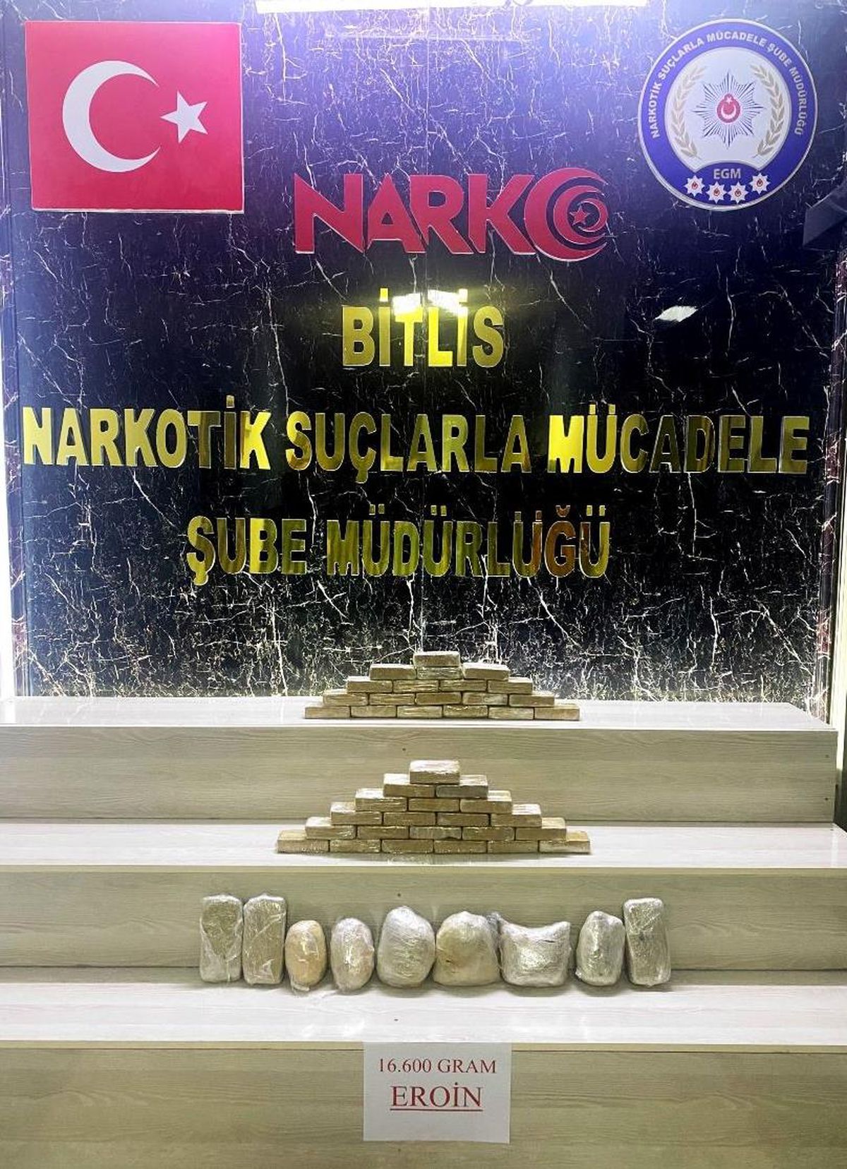 Bitlis\'te durdurulan bir araçta 16 kilo 600 gram eroin bulundu
