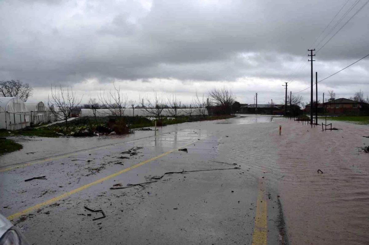 Çanakkale\'de şiddetli yağış sebebiyle yolları su bastı