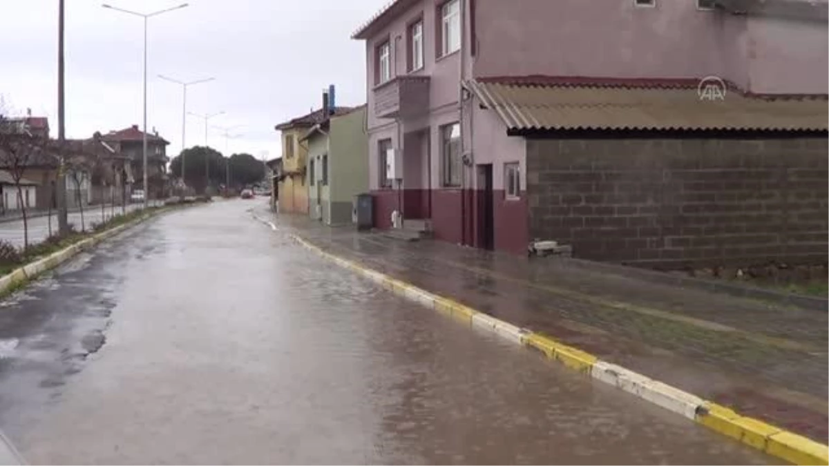 ÇANAKKALE - Şiddetli yağış nedeniyle tarım alanlarını su bastı