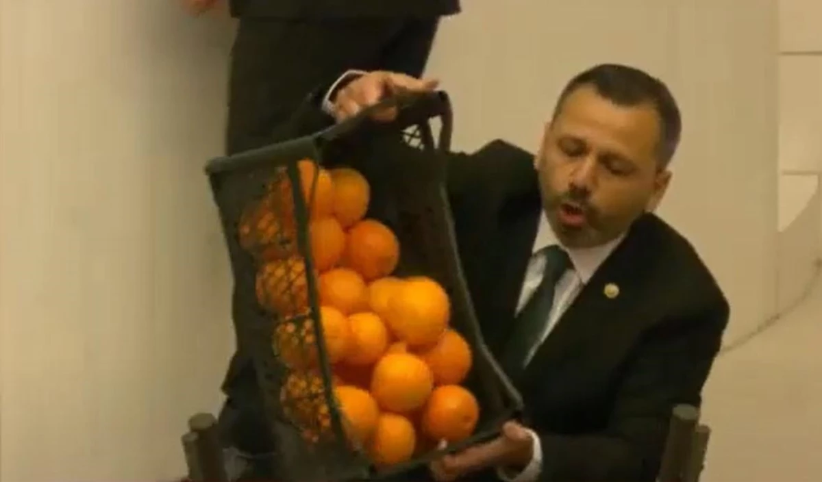CHP\'li Burak Erbay, yanında getirdiği bir kasa portakalı Genel Kurul\'un ortasına döktü