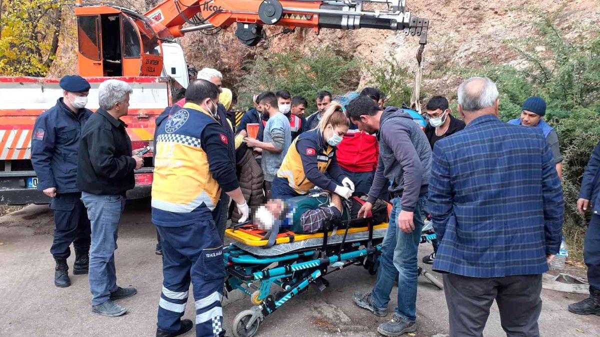 Devrilen traktörün altında kalan 2 kişi yaralandı
