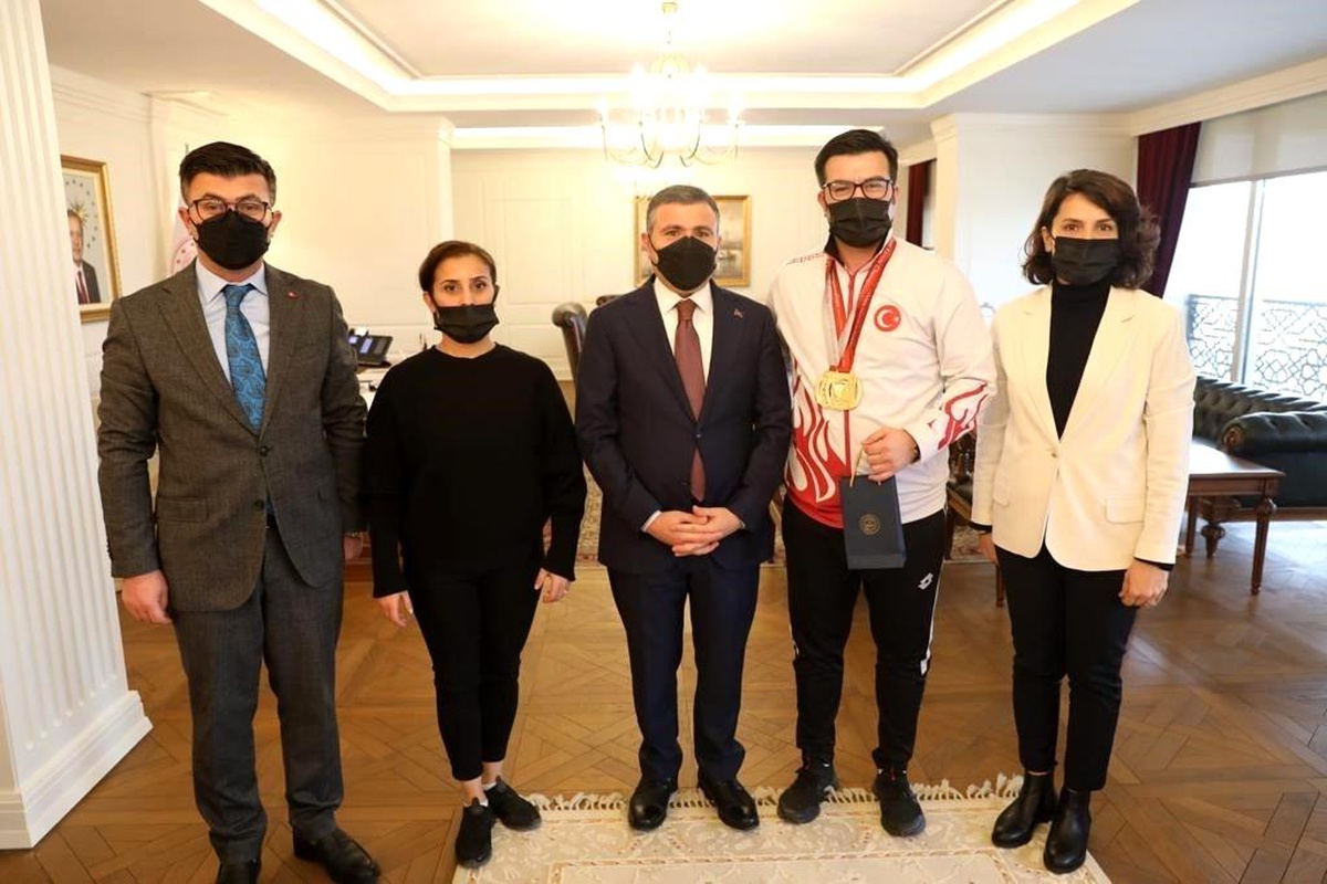 Dünya Şampiyonundan Vali Atay\'a ziyaret