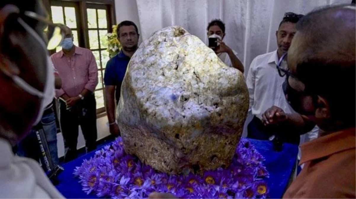 Dünyanın en büyük mavi safiri Sri Lanka\'da bulundu! 1,5 milyon karattan daha fazla