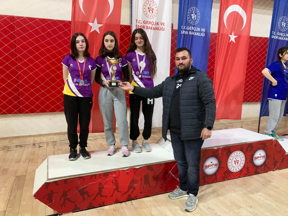 Düzce\'de okullar arası Gençler Masa Tenisi İl Şampiyonası gerçekleştirildi