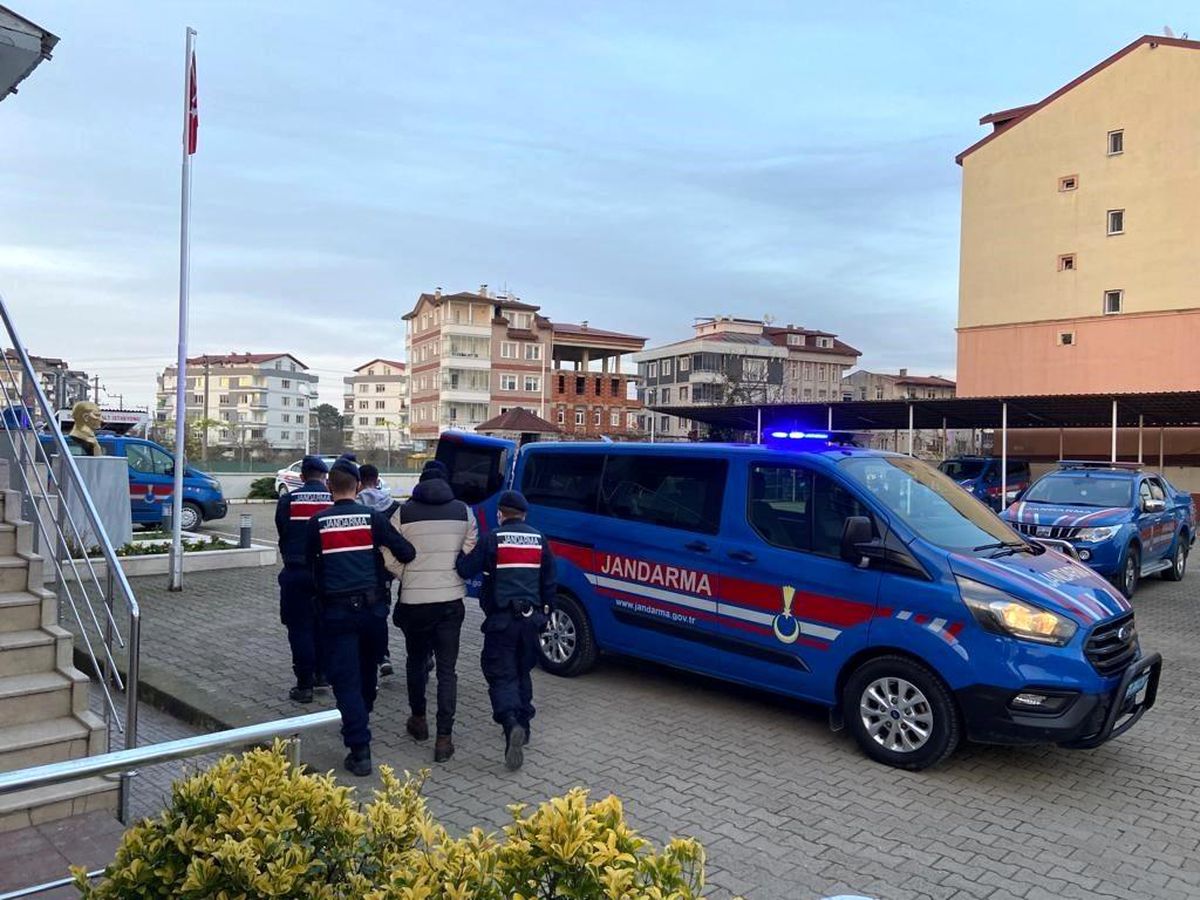 Ev hırsızları jandarmadan kaçamadı