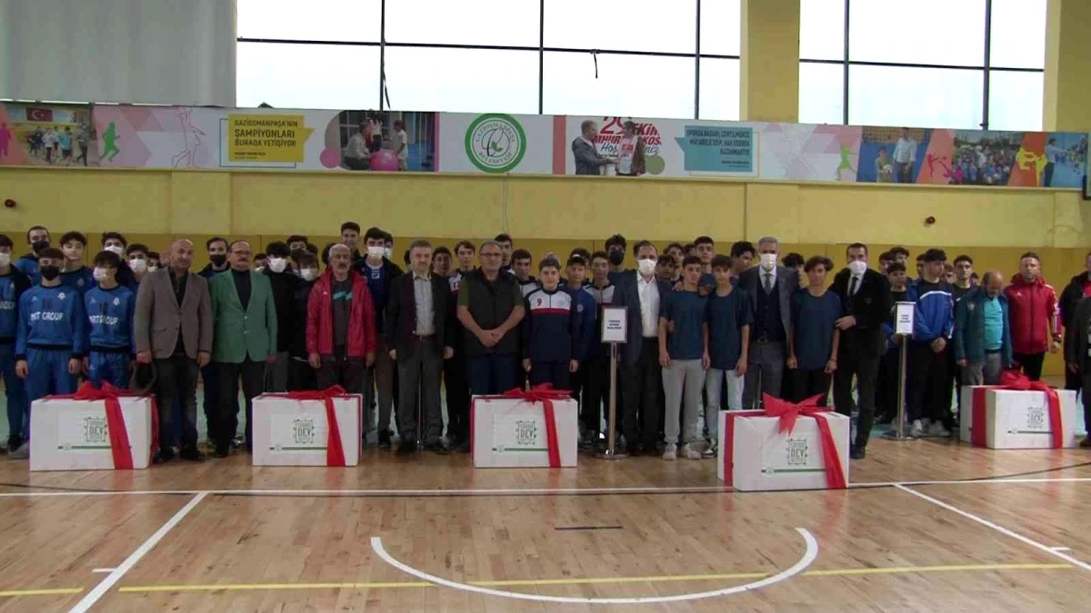 Gaziosmanpaşa Belediyesi\'nden amatör spor kulüplerine malzeme desteği