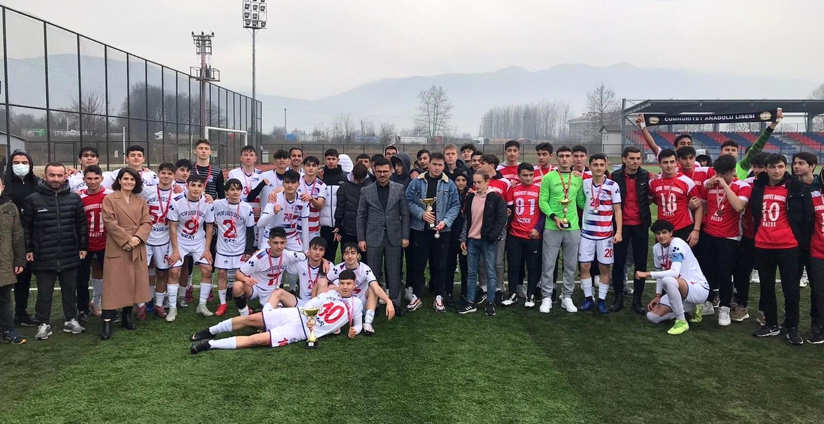 Gençler futbolda şampiyon Düzce Spor Lisesi oldu