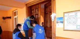 Gönüllü gençler her hafta bir cami veya okulu dip bucak temizliyor