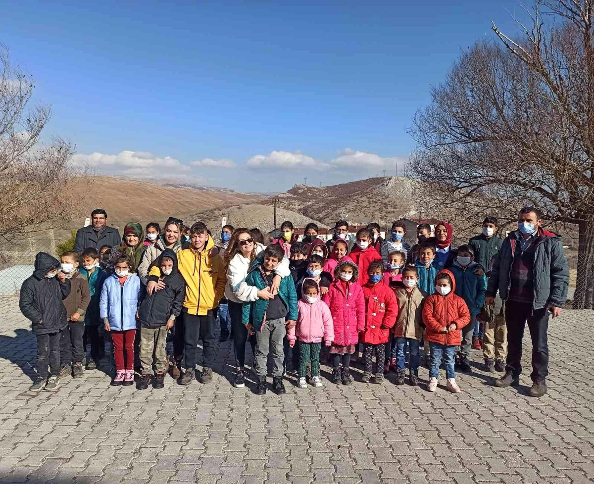 Gönüllülerden kırsal kesimde yaşayan çocuklara mont ve bot yardımı