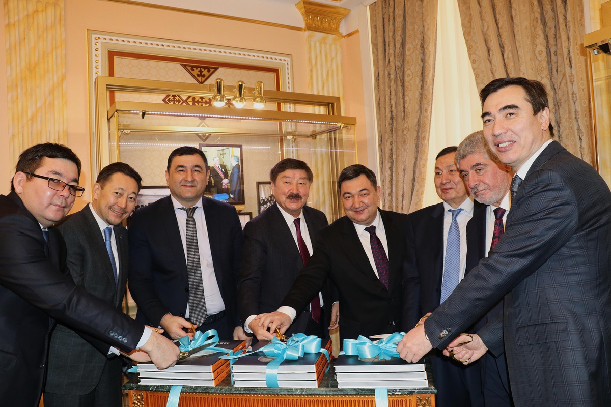 Kazakistan\'da Nizami Gencevi eserlerinin sanat albümü tanıtıldı